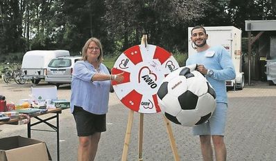 Monja Nagel und Hasan Haidar mit seinem Glücksradgewinn.