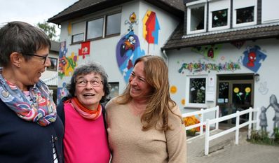 Anka Cordes vom Seniorenstützpunkt, Anne Deutsch als Ehrenvorsitzende und Urgestein und Tanja Kramer, 1. Vereinsvorstandsvorsitzende, vorm Mehrgenerationenhaus, getragen vom Familienzentrum e.V. in der Bördestraße.