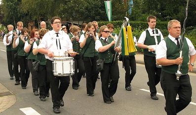 Auch Fußgruppen mit Musik sind stets beim Erntefest dabei.