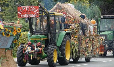 Viele bunte und besonders geschmückte Erntewagen werden am Samstag, 3. Oktober, wieder durch das Dorf rollen.