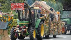 Viele bunte und besonders geschmückte Erntewagen werden am Samstag, 3. Oktober, wieder durch das Dorf rollen.