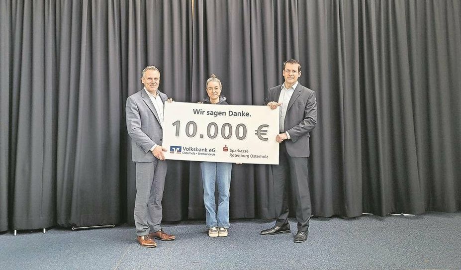 Freut sich über den Scheck: Regine Moll von der Freiwilligenagentur Lilienthal.