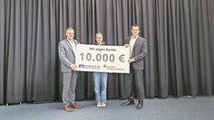 Freut sich über den Scheck: Regine Moll von der Freiwilligenagentur Lilienthal.