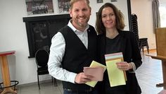 Bürgermeister Marc Breitenfeld und seine Frau Kristin bei der Wahl am 13. September.