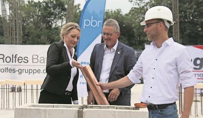 Schulleiterin Daniela Thies, Landrat Bernd Lütjen und Architekt Friedemann Jung bei der Grundsteinlegung. Foto: jm