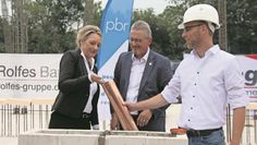 Schulleiterin Daniela Thies, Landrat Bernd Lütjen und Architekt Friedemann Jung bei der Grundsteinlegung. Foto: jm