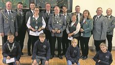 Glinstedt (eb). Präsident Wolfgang Kück (links) und Schiesswart Rolf Meyer rahmen die neuen Würdenträger:innen des Schützenvereins Glinstedt ein. Ermittelt wurden folgende Vize-Majestäten: Vize-König Holger Lau, Vize-Königin Anja Meyer und Vize-Jugendkönig Joris Blanken. Bei den Schiesswettbewerben waren erfolgreich: Holger Lau (KK Gewinn, Kerstin Schröder (KK Glück), Sven Kück (KK Bock), Kerstin Groenewold (LG Biathlon), Christopher Flathmann (LG Glück),  Phillipe Groenewold (LG Pokal Jugend). Beim KK Gruppenschiessen siehte Gruppe 7 mit Anja Meyer, Frank David und Wolfgang Kück, Tagesbeste  war Anja Meyer. Beim Zügeschiessen lautet die Rangliste wie folgt: 1. Jugend, 2. Vorstand, 3. Zug Rolf Meyer, 4. Damen,  5. Zug Frank Geils, 6. Zug Marcus Groenewold.