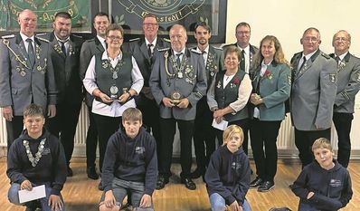 Glinstedt (eb). Präsident Wolfgang Kück (links) und Schiesswart Rolf Meyer rahmen die neuen Würdenträger:innen des Schützenvereins Glinstedt ein. Ermittelt wurden folgende Vize-Majestäten: Vize-König Holger Lau, Vize-Königin Anja Meyer und Vize-Jugendkönig Joris Blanken. Bei den Schiesswettbewerben waren erfolgreich: Holger Lau (KK Gewinn, Kerstin Schröder (KK Glück), Sven Kück (KK Bock), Kerstin Groenewold (LG Biathlon), Christopher Flathmann (LG Glück),  Phillipe Groenewold (LG Pokal Jugend). Beim KK Gruppenschiessen siehte Gruppe 7 mit Anja Meyer, Frank David und Wolfgang Kück, Tagesbeste  war Anja Meyer. Beim Zügeschiessen lautet die Rangliste wie folgt: 1. Jugend, 2. Vorstand, 3. Zug Rolf Meyer, 4. Damen,  5. Zug Frank Geils, 6. Zug Marcus Groenewold.