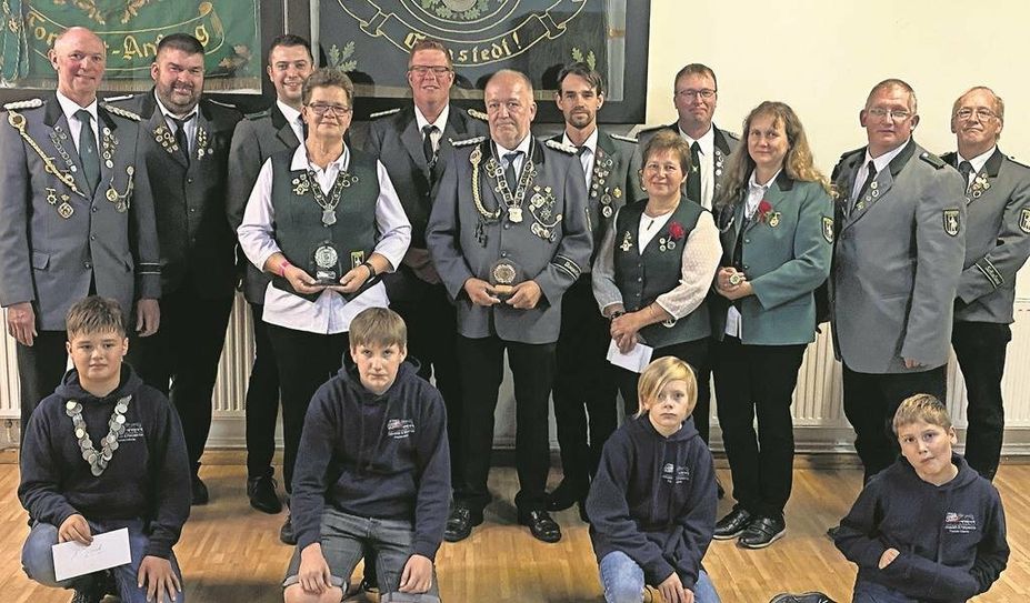 Glinstedt (eb). Präsident Wolfgang Kück (links) und Schiesswart Rolf Meyer rahmen die neuen Würdenträger:innen des Schützenvereins Glinstedt ein. Ermittelt wurden folgende Vize-Majestäten: Vize-König Holger Lau, Vize-Königin Anja Meyer und Vize-Jugendkönig Joris Blanken. Bei den Schiesswettbewerben waren erfolgreich: Holger Lau (KK Gewinn, Kerstin Schröder (KK Glück), Sven Kück (KK Bock), Kerstin Groenewold (LG Biathlon), Christopher Flathmann (LG Glück),  Phillipe Groenewold (LG Pokal Jugend). Beim KK Gruppenschiessen siehte Gruppe 7 mit Anja Meyer, Frank David und Wolfgang Kück, Tagesbeste  war Anja Meyer. Beim Zügeschiessen lautet die Rangliste wie folgt: 1. Jugend, 2. Vorstand, 3. Zug Rolf Meyer, 4. Damen,  5. Zug Frank Geils, 6. Zug Marcus Groenewold.
