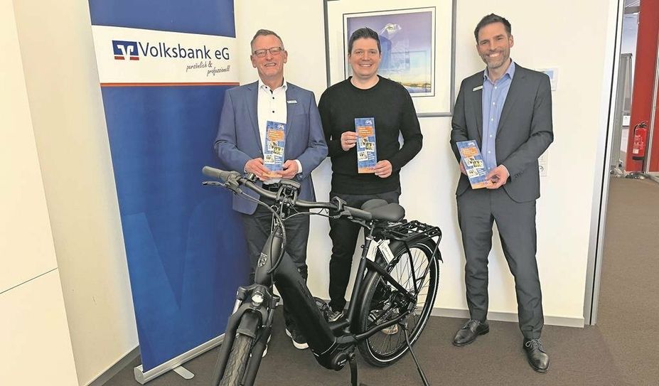 (v.l.) Carsten Timm, Berater in der Volksbank Geschäftsstelle, Gewinner Johannes Nienaber und Kay Stopka, Geschäftsstellenleiter.