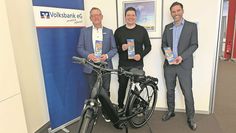 (v.l.) Carsten Timm, Berater in der Volksbank Geschäftsstelle, Gewinner Johannes Nienaber und Kay Stopka, Geschäftsstellenleiter.