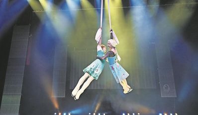 Mit Anmut, Schönheit und Eleganz bringen die Darsteller:innen das Publikum zum Staunen.