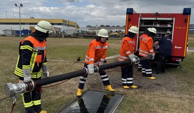 Mit vereinten Kräften haben die Teilnehmenden die Prüfung geschafft.