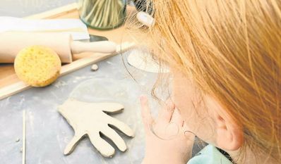 Die Kinder sind sehr interessiert an der Arbeit mit Ton.