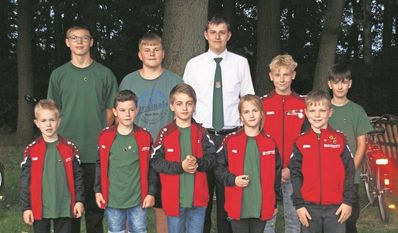 Anderlingen (eb). Im Rahmen einer Schützenfestnachfeier des Schützenvereins Anderlingen hatte der Anderlinger Nachwuchs Spaß beim Vogelrupfen. So holte sich Felix Wendelken-Grimm das Zepter, Jolina Rosenbrock den Apfel, Ben Oberst die linke und Theo Maronde die rechte Kralle. Til Rosenbrock den linken und Alexander Höffkens den rechten Flügel. Luis Wendelken-Grimm den Schwanz, Vincent Blanck den Ring, Lukas Wilshusen die Krone und Michel Kück den Kopf. Beim Vogelschießen wurde Tamara Jungeman zur neuen Vizekönigin gekürt, ihre Begleiter sind Fendrik Hegen und Torsten Kück.