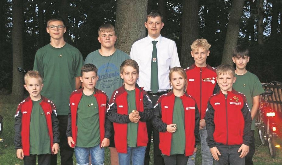 Anderlingen (eb). Im Rahmen einer Schützenfestnachfeier des Schützenvereins Anderlingen hatte der Anderlinger Nachwuchs Spaß beim Vogelrupfen. So holte sich Felix Wendelken-Grimm das Zepter, Jolina Rosenbrock den Apfel, Ben Oberst die linke und Theo Maronde die rechte Kralle. Til Rosenbrock den linken und Alexander Höffkens den rechten Flügel. Luis Wendelken-Grimm den Schwanz, Vincent Blanck den Ring, Lukas Wilshusen die Krone und Michel Kück den Kopf. Beim Vogelschießen wurde Tamara Jungeman zur neuen Vizekönigin gekürt, ihre Begleiter sind Fendrik Hegen und Torsten Kück.