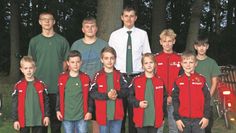 Anderlingen (eb). Im Rahmen einer Schützenfestnachfeier des Schützenvereins Anderlingen hatte der Anderlinger Nachwuchs Spaß beim Vogelrupfen. So holte sich Felix Wendelken-Grimm das Zepter, Jolina Rosenbrock den Apfel, Ben Oberst die linke und Theo Maronde die rechte Kralle. Til Rosenbrock den linken und Alexander Höffkens den rechten Flügel. Luis Wendelken-Grimm den Schwanz, Vincent Blanck den Ring, Lukas Wilshusen die Krone und Michel Kück den Kopf. Beim Vogelschießen wurde Tamara Jungeman zur neuen Vizekönigin gekürt, ihre Begleiter sind Fendrik Hegen und Torsten Kück.