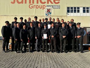 Die Wettbewerbsgruppen Minstedt und Hönau-Lindorf mit Kreisbrandmeister Peter Dettmer (links) und Abschnittsleiter Jörg Suske (rechts).