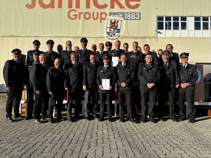 Die Wettbewerbsgruppen Minstedt und Hönau-Lindorf mit Kreisbrandmeister Peter Dettmer (links) und Abschnittsleiter Jörg Suske (rechts).