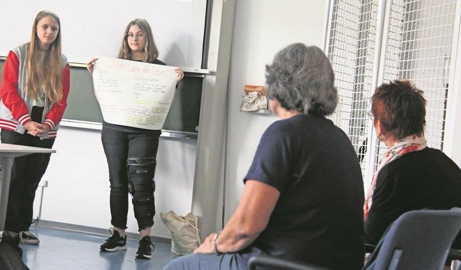 Im Gespräch mit Anne Deutsch und Beate Liebe aus der SPD-Stadtratsfraktion stellten die Schüler:innen ihre Ideen für die Stadt vor. Foto: jm