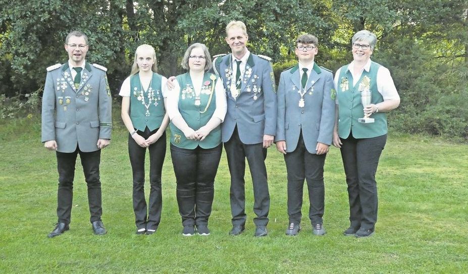 Brillit (eb). Manuela Grantz und Sven Dubberke sind das neue Vizekönigspaar der Schützengesellschaft Brillit. hatte zum Herbstabschießen eingeladen. Als neue Kinder-Vizemajestäten wurden Carsten Köster und Mia Markowski gekrönt. Im Anschluss wurde das spannende Schießen auf die Vögel der Jugend, der Herren sowie der Damen fortgesetzt. Bei der Jugend schoss Fabian Grantz den Rumpf ab. Bei den Damen setzte sich Manuela Grantz gegen Annika Köster durch. Bei den Herren legten sechs Bewerber auf den Rumpf an, den Sven Dubberke dann abschoss. Bei der Siegerehrung ernannte Präsident Jens Burmester die Herbstmeister 2023, Janne Köster (Jugend), Annette Stemmermann (Damen) und André Stemmermann (Herren). Die Wildscheiben sicherten sich Ehrenpräsident Christoph Köster und Mareike Martens. Auf dem Fot zu sehen sind von links nach rechts Präsident Jens Burmester, Janne Köster, Manuela Grantz, Sven Dubberke, Fabian Grantz und Annette Stemmermann.