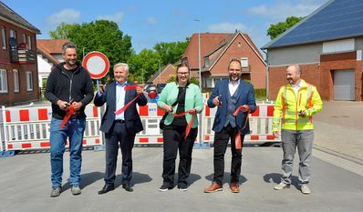 Endlich geschafft - alle Beteiligten freuen sich, dass sie das symbolische Band zur neuen Ortsdurchfahrt durchschneiden konnten.