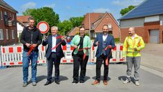 Endlich geschafft - alle Beteiligten freuen sich, dass sie das symbolische Band zur neuen Ortsdurchfahrt durchschneiden konnten.