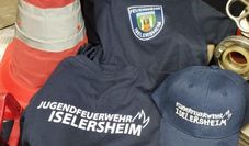 Neue T-Shirts und Caps der Jugend- und Kinderfeuerwehr Iselersheim.