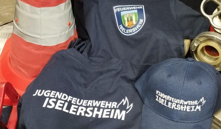 Neue T-Shirts und Caps der Jugend- und Kinderfeuerwehr Iselersheim.