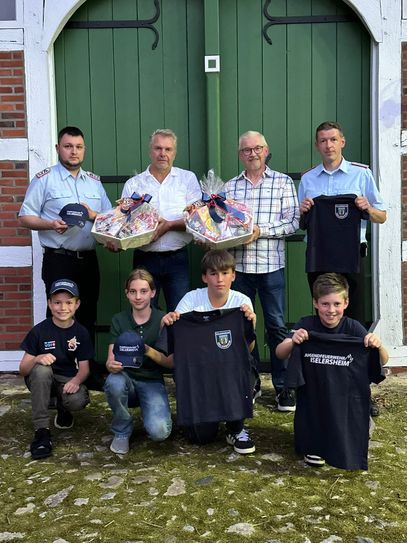 Übergabe kleiner Präsente an die Spender Harald Zobel und Reiner Brandt.