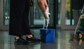 Glatte 15 Euro – das ist der neue Stundenlohn, den Gebäudereiniger:innen verdienen müssen.