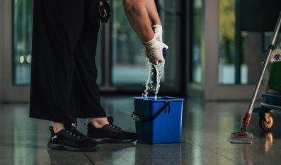 Glatte 15 Euro – das ist der neue Stundenlohn, den Gebäudereiniger:innen verdienen müssen.