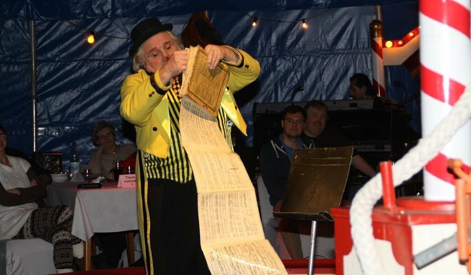 Die Zuschauer:innen können sich beim Weihnachtsschlemmerzirkus verzaubern lassen.