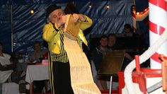 Die Zuschauer:innen können sich beim Weihnachtsschlemmerzirkus verzaubern lassen.