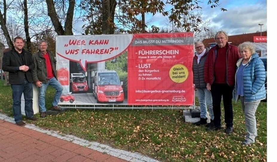 Die Verantwortlichen hoffen, dass die neue Banner-Werbung bei der Fahrersuche hilft. Foto: eb