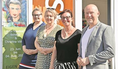 Die Künstlerinnen Anja Josefine Schanz (v. li.), Christina Völker, Impulsgeberin Anja Schlesselmann und Bürgermeister Michael Hannebacher freuen sich über das gelungene „Doppelalbum“.