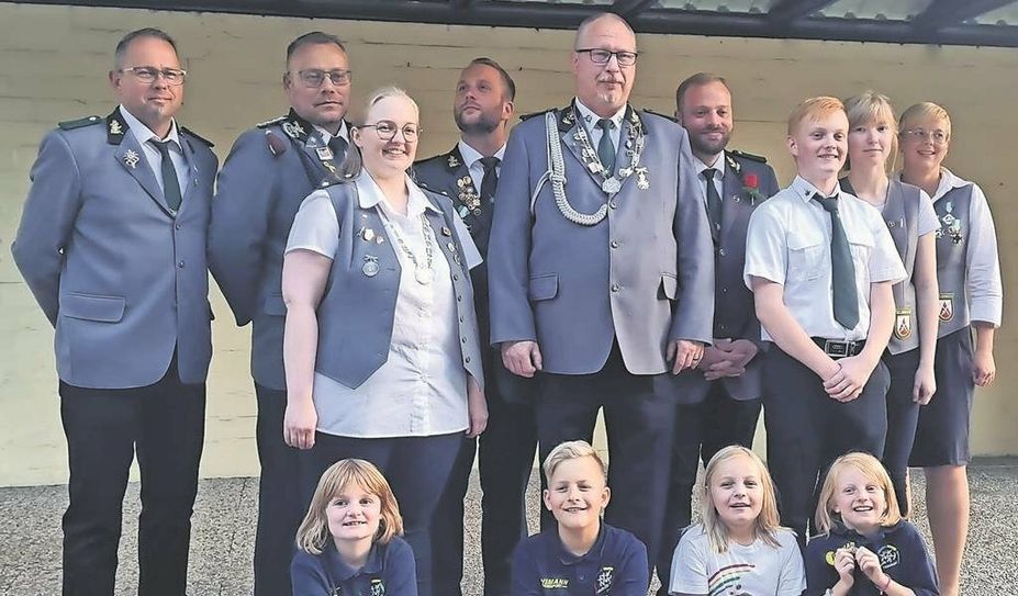 Selsingen (eb). Beim Herbstschießen in Selsingen schnitten am erfolgreichsten die Schützenschwestern Mareike Blanken und Mila Pape sowie die Schützenbrüder Ben Themann und Jens Buck ab, die jeweils einen Vizemajestäten-Titel erringen konnten. Garde Schüler: rechter Flügel Lena Burfeind, linker Flügel Hugo Koch, rechte Kralle Nathan Kriegel, linke Kralle Mio Dallmann, Reichsapfel Mila Pape, Zepter Nala Themann. Kindervizekönigin Mila Pape, Jugendvizekönig: Ben Themann. Garde Jugend/Damen/Schützen: Kopf Michael Radtke, Schwanz/Stoß Sören Mai, rechter Flügel Ben Themann, linker Flügel Ralf Brandt, rechte Kralle Britta Eybe, linke Kralle Dennis Nickel, Reichsapfel Jannik Bilot, Zepter Anna Lena Buck, Vizekönig: Jens Buck, Vizekönigin: Mareike Blanken.