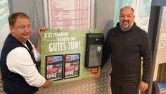 REWE-Inhaber Matthias Köstermann (links) und Timm Haberland vom Förderverein hoffen weiterhin auf viele Pfandbons.