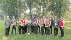 Gnarrenburg (eb). Die Schützengesellschaft zu Gnarrenburg ermittelte beim traditionellen Herbstabschießen unter anderem die neuen Vizemajestäten. Mit 42 Ringen konnte sich Rene Volkmann durchsetzen, ihm zur Seite steht Susi Marsand, die 46 Ringe erzielte. Bei der Jugend konnte Jannik Thobaben mit 45 Ringen seinen Vizekönigstitel verteidigen, mit 43 Ringen wurde Greta Otten neue Jugend-Vizekönigin. Die Würde der Altersvizekönige errangen Jürgen Dieckmann mit 44 und Petra Schriefer mit 42 Ringen. Neuer Seniorenvizekönig ist Jürgen Wollenberg, der 45 Ringe erzielte. Neben den Vizemajestäten wurden auch die Herbstmeister ermittelt. Bei den Schützen zeigte sich Martin Wellbrock zielsicher und holte mit 48 Ringen den Titel. Ines Marsand setzte sich mit 46 Ringen bei den Damen durch. Die neuen Herbstmeister der Jugend sind Jannik Thobaben mit 46 und Greta Otten mit 41 Ringen.