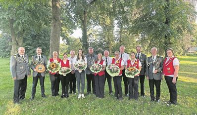 Gnarrenburg (eb). Die Schützengesellschaft zu Gnarrenburg ermittelte beim traditionellen Herbstabschießen unter anderem die neuen Vizemajestäten. Mit 42 Ringen konnte sich Rene Volkmann durchsetzen, ihm zur Seite steht Susi Marsand, die 46 Ringe erzielte. Bei der Jugend konnte Jannik Thobaben mit 45 Ringen seinen Vizekönigstitel verteidigen, mit 43 Ringen wurde Greta Otten neue Jugend-Vizekönigin. Die Würde der Altersvizekönige errangen Jürgen Dieckmann mit 44 und Petra Schriefer mit 42 Ringen. Neuer Seniorenvizekönig ist Jürgen Wollenberg, der 45 Ringe erzielte. Neben den Vizemajestäten wurden auch die Herbstmeister ermittelt. Bei den Schützen zeigte sich Martin Wellbrock zielsicher und holte mit 48 Ringen den Titel. Ines Marsand setzte sich mit 46 Ringen bei den Damen durch. Die neuen Herbstmeister der Jugend sind Jannik Thobaben mit 46 und Greta Otten mit 41 Ringen.