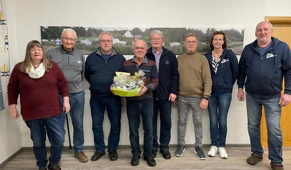 Elm (eb). Vor kurzem fand die 50. Jahreshauptversammlung des Bootsclubs Elm e.V. im Bootshaus statt. Ein besonderes Highlight war die Ernennung der Mitglieder Harald Brandt und Hans-Jürgen Huger zu Ehrenmitgliedern. Beide haben sich in ihrer langjährigen Mitgliedschaft durch großes Engagement für den Verein hervorgetan.
Bei den anstehenden Wahlen trat Reinhard Mayer vom Amt des Schriftführers zurück. Hella Neugebauer unterstützt ab sofort auf diesem Posten den Vorstand bei ihrer Arbeit.
Zum Anlass des 50. Vereinsjubiläums plant der Verein am Samstag, 31. August, eine Jubiläumsveranstaltung auf dem Gelände des Vereins mit Musik, Essen und viel Spaß.