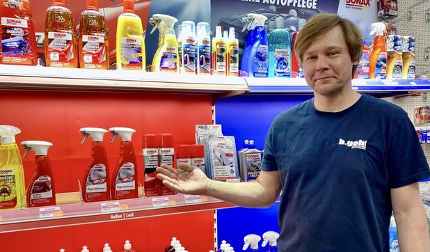 Bremervörde (rgp). Sebastian Gohl, neben seinem Vater Herbert Gohl einer der Geschäftsführer der H. Gohl Autoteile GmbH, zeigt freudig auf die neu eingeräumten Regale, die nun am Standort in der Alten Straße 58 in Bremervörde alles enthalten, was das Autofahrerherz begehrt. 
Ab Montag, 26. Mai, ist das gesamte Team von Montag bis Freitag, jeweils von 8.30 bis 18 Uhr und am Samstag von 8.30 bis 12 Uhr am geräumigeren Standort für seine Kunden da. Mehr zu der neuen Geschäftsstelle lesen Sie in zwei Wochen. Mehr Informationen zu der Firma gibt es unter gohl-autoteile.de