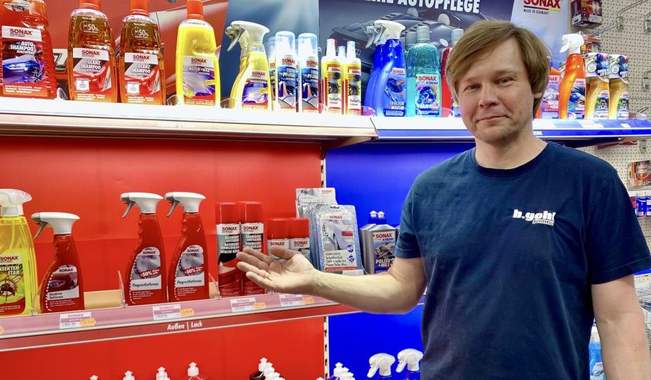Bremervörde (rgp). Sebastian Gohl, neben seinem Vater Herbert Gohl einer der Geschäftsführer der H. Gohl Autoteile GmbH, zeigt freudig auf die neu eingeräumten Regale, die nun am Standort in der Alten Straße 58 in Bremervörde alles enthalten, was das Autofahrerherz begehrt. 
Ab Montag, 26. Mai, ist das gesamte Team von Montag bis Freitag, jeweils von 8.30 bis 18 Uhr und am Samstag von 8.30 bis 12 Uhr am geräumigeren Standort für seine Kunden da. Mehr zu der neuen Geschäftsstelle lesen Sie in zwei Wochen. Mehr Informationen zu der Firma gibt es unter gohl-autoteile.de