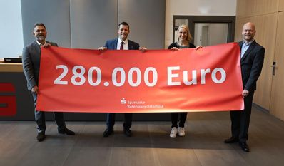 (v. l) Marko Putaro, Thorben Prenntzell, Barbara Itzek und Axel Seidenschwarz freuen sich über die Fördersumme.