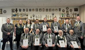 Die geehrten Mitglieder präsentieren stolz ihre Urkunden.