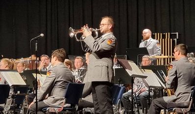 Die Spielfreude des Heeresmusikkorps Hannover war wie immer ansteckend: Das Publikum belohnte den Auftritt der rund 50 Musiker:innen mit langem Applaus und großzügigen Spenden. Foto: cne