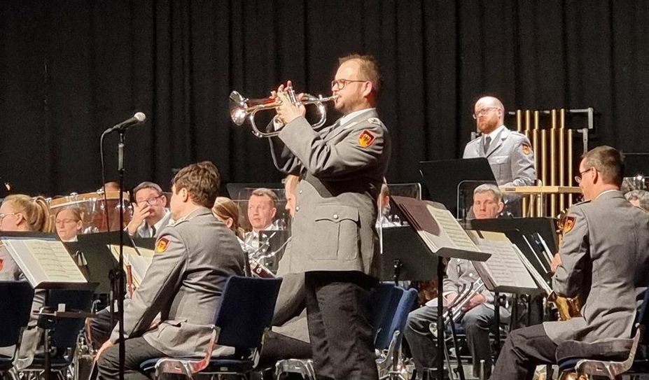 Die Spielfreude des Heeresmusikkorps Hannover war wie immer ansteckend: Das Publikum belohnte den Auftritt der rund 50 Musiker:innen mit langem Applaus und großzügigen Spenden. Foto: cne