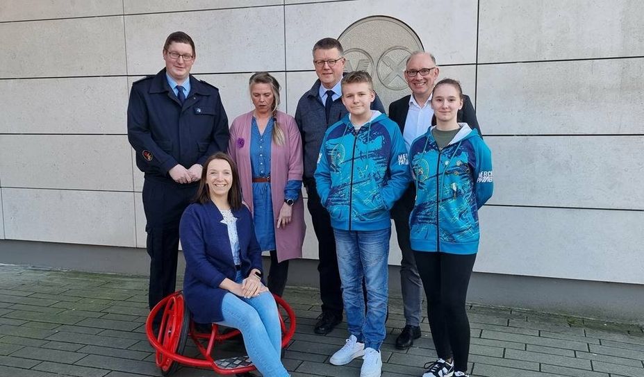 Insgesamt 6.750 Euro konnte der Regionalbeirat an fünf regionale gemeinnützige Vereine und Institutionen übergeben. Foto: cne