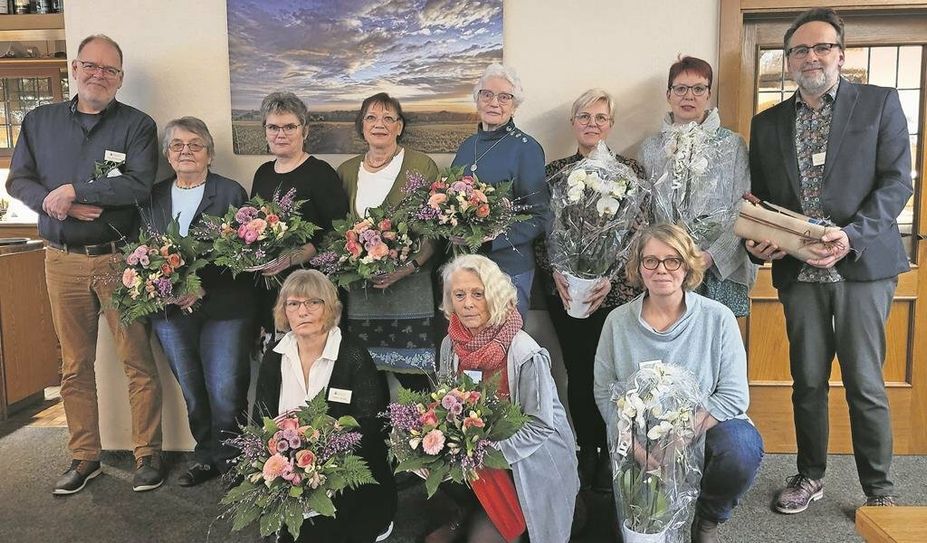 Bremervörde (eb). der Ambulante Hospizdienst Bremervörde-Zeven hielt sein Jahrestreffen ab. 50 Ehrenamtliche aus dem ganzen Altkreis Bremervörde, Lamstedt bis Sittensen und von Kuhstedt bis Ohrel waren der Einladung gefolgt. Die Ehrenamtlichen schenken ihre Aufmerksamkeit und Zeit für die Begleitung schwerkranker und sterbender Menschen.
Insgesamt zehn Mitgliedern wurde für ihrer 10- bzw. 15-jährige Mitgliedschaft gedankt. Die Gruppenleiterinnen aus den drei Hospizgruppen verabschiedeten sich aus der Rolle und bleiben als Ehrenamtliche weiterhin aktiv.
Informationen zum Ambulanten Hospizdienst gibt es unter hospizdienst.org. Bei Interesse an deren Unterstützung ist der Dienst unter 0160/90330685 oder info@hospizdienst.org erreichbar.