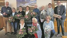 Bremervörde (eb). der Ambulante Hospizdienst Bremervörde-Zeven hielt sein Jahrestreffen ab. 50 Ehrenamtliche aus dem ganzen Altkreis Bremervörde, Lamstedt bis Sittensen und von Kuhstedt bis Ohrel waren der Einladung gefolgt. Die Ehrenamtlichen schenken ihre Aufmerksamkeit und Zeit für die Begleitung schwerkranker und sterbender Menschen.
Insgesamt zehn Mitgliedern wurde für ihrer 10- bzw. 15-jährige Mitgliedschaft gedankt. Die Gruppenleiterinnen aus den drei Hospizgruppen verabschiedeten sich aus der Rolle und bleiben als Ehrenamtliche weiterhin aktiv. 
Informationen zum Ambulanten Hospizdienst gibt es unter hospizdienst.org. Bei Interesse an deren Unterstützung ist der Dienst unter 0160/90330685 oder info@hospizdienst.org erreichbar.